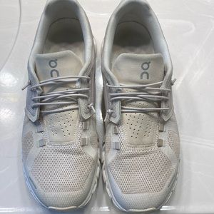 Women’s on cloud size 9